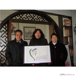 作者夫妇与河南书画研究院书画家（中）在一起