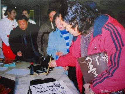 辽宁一墨千宁书画展在辽宁美术馆举行签名仪式