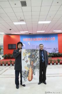 农民画家 孙志江向开幕式捐赠书画作品《硕果磊磊》（右）贺茂之将军